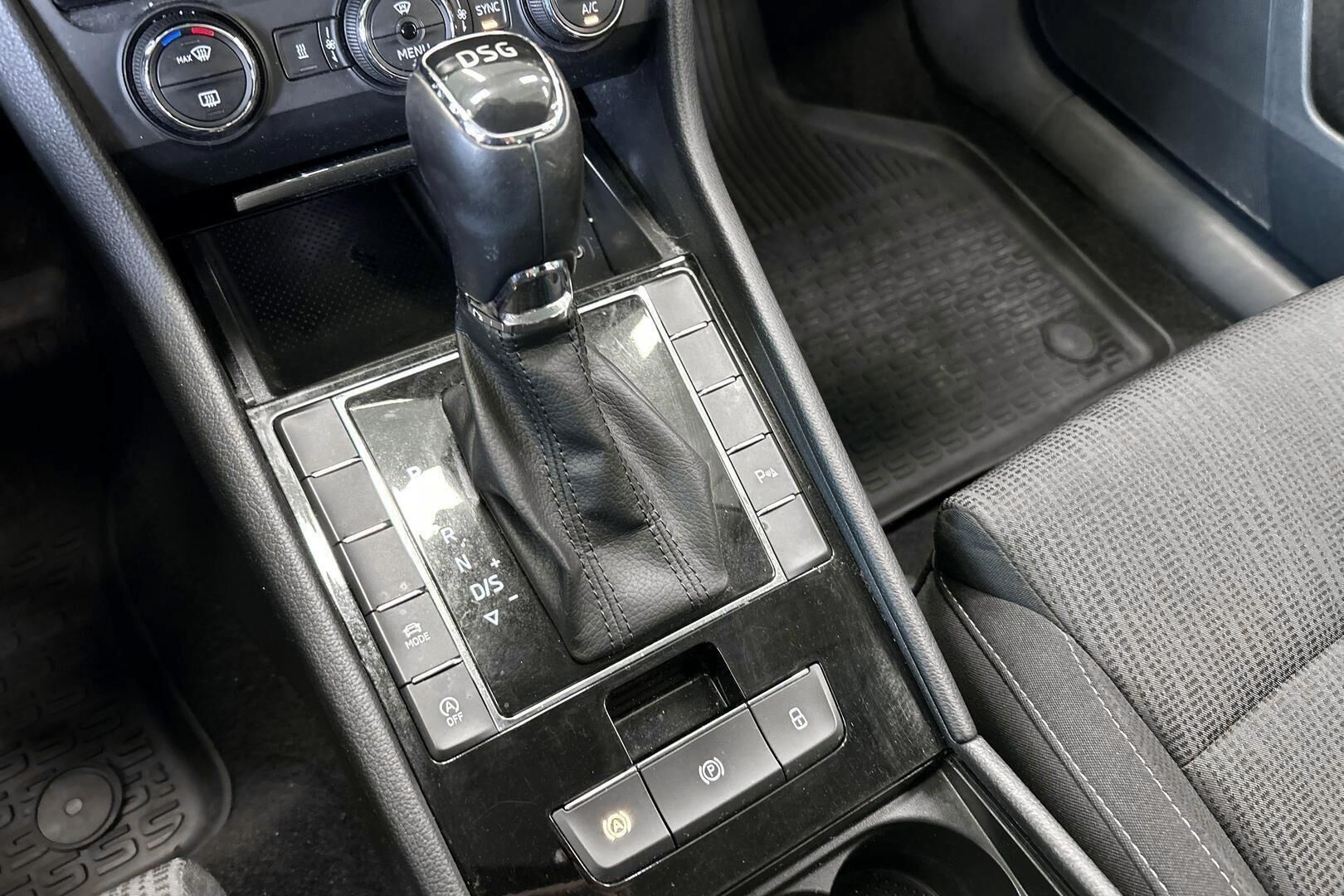 Skoda Superb iso kuva 19