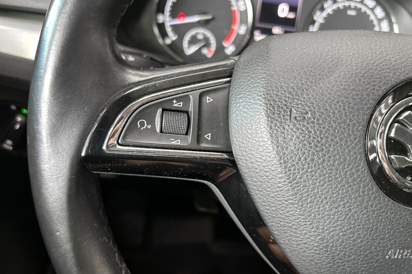 Skoda Superb iso kuva 20