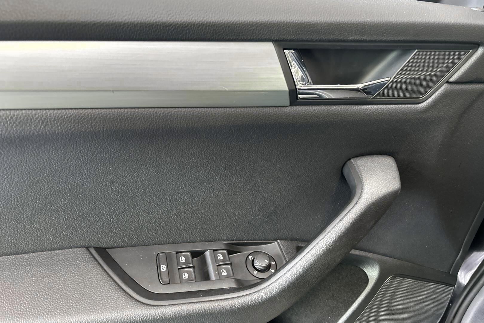 Skoda Superb iso kuva 23