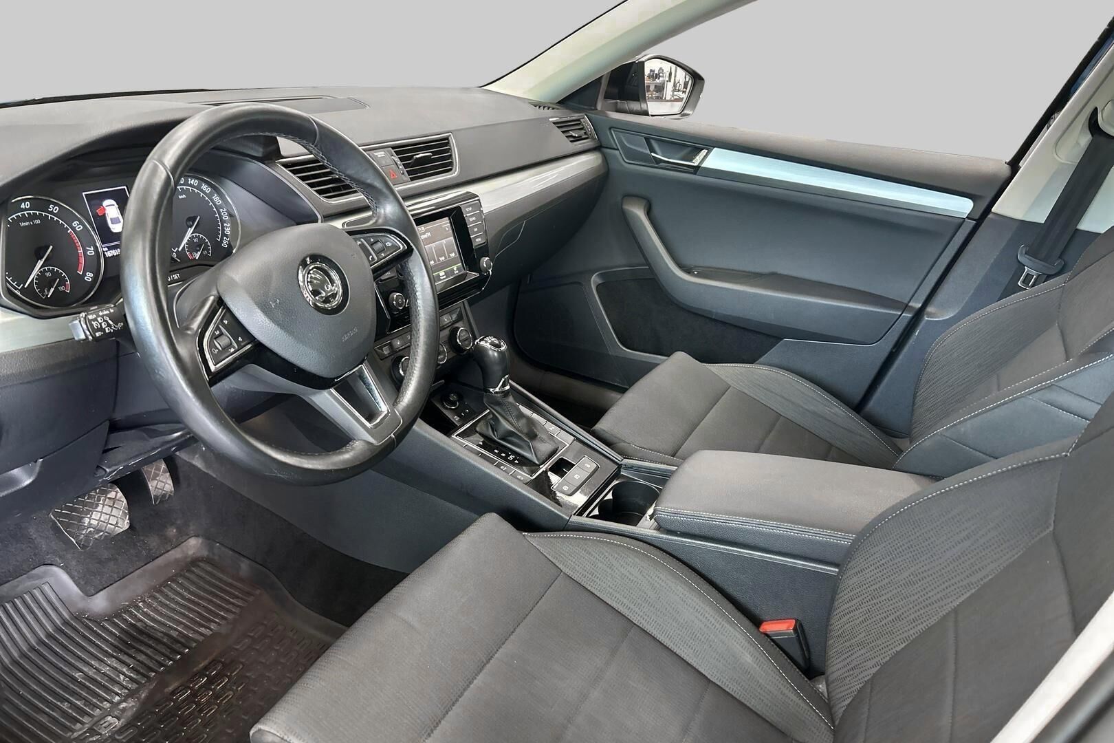 Skoda Superb iso kuva 7