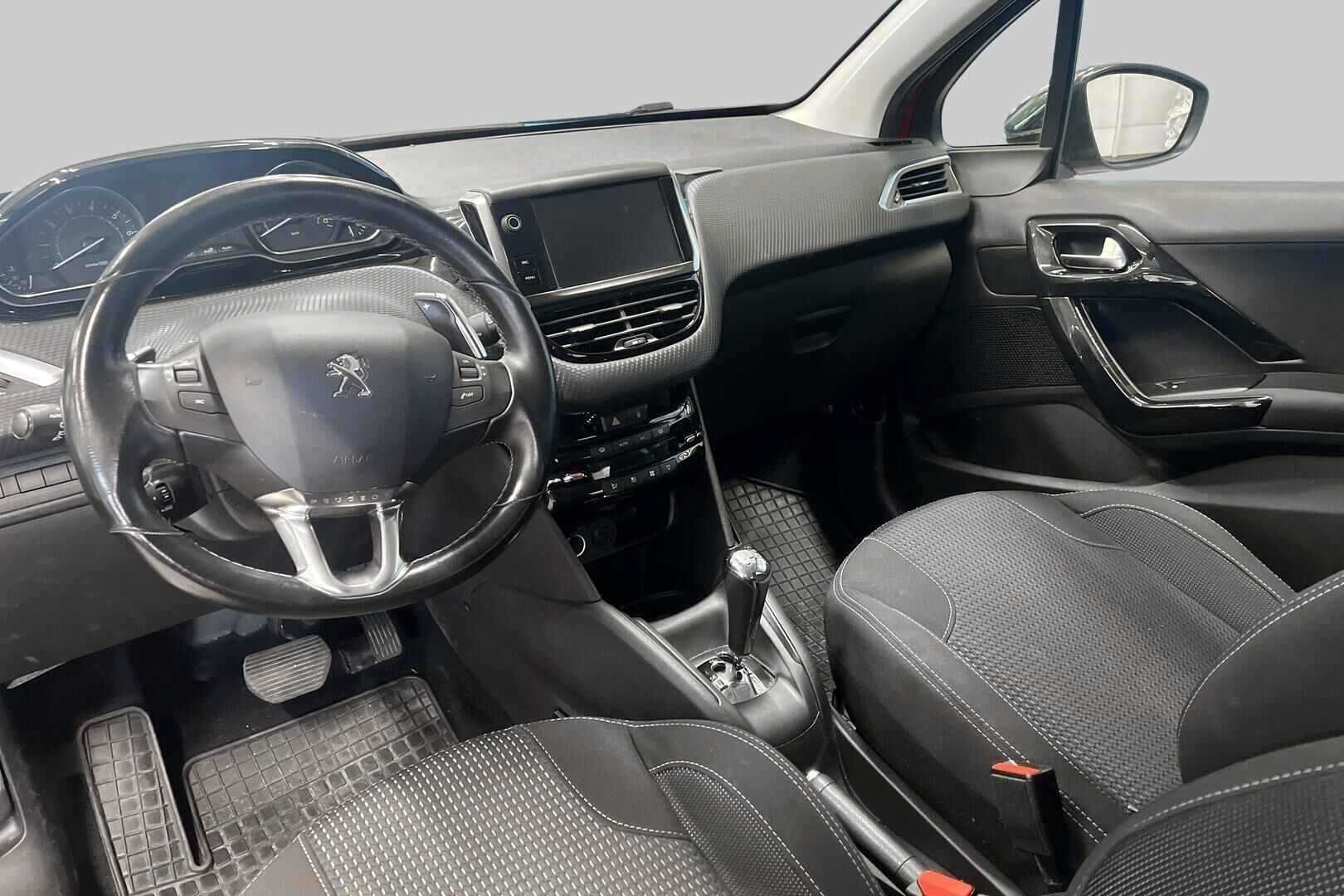 Peugeot 208 iso kuva 10