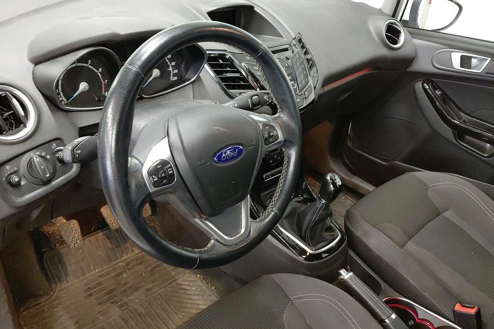 Ford Fiesta iso kuva 10