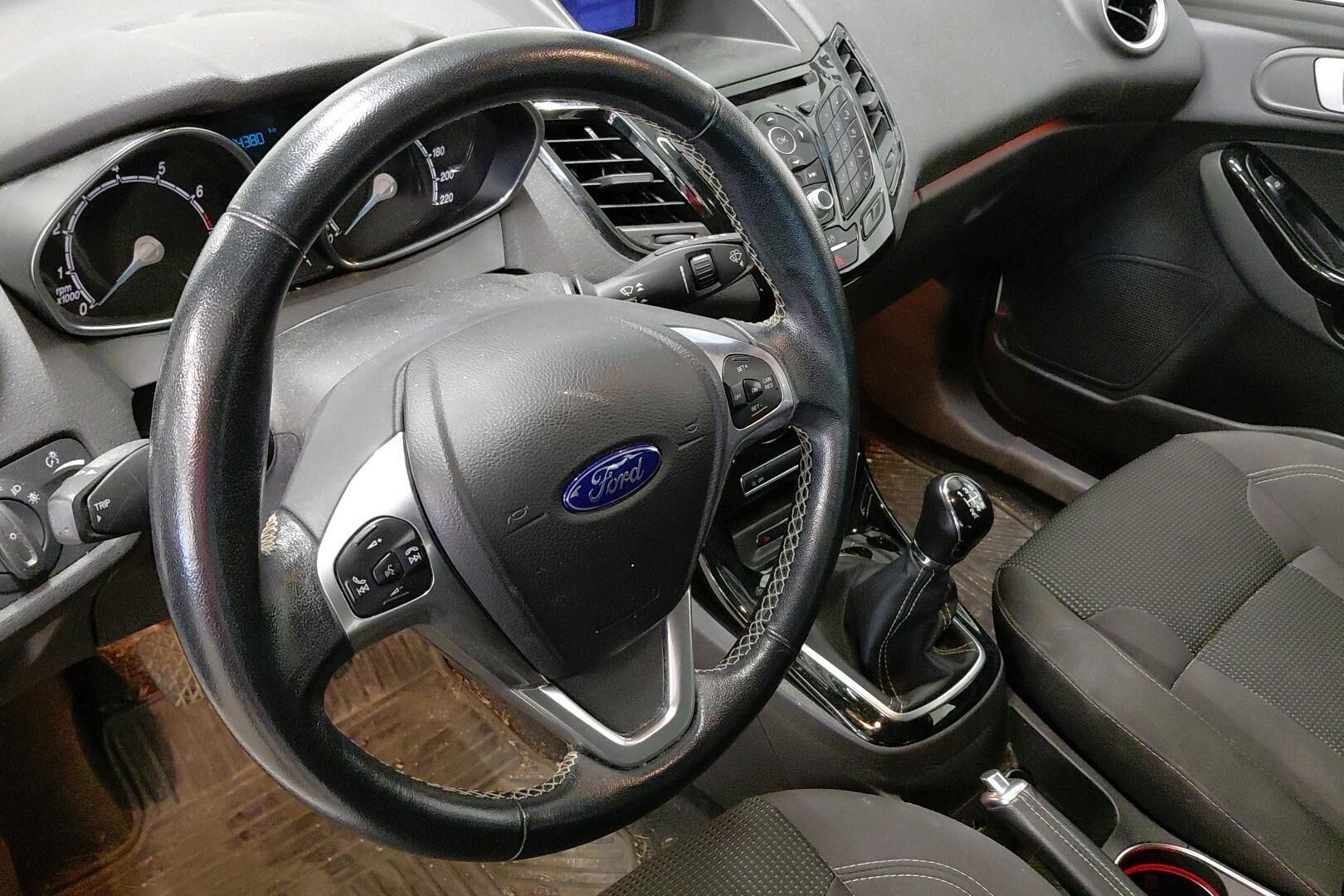 Ford Fiesta iso kuva 21