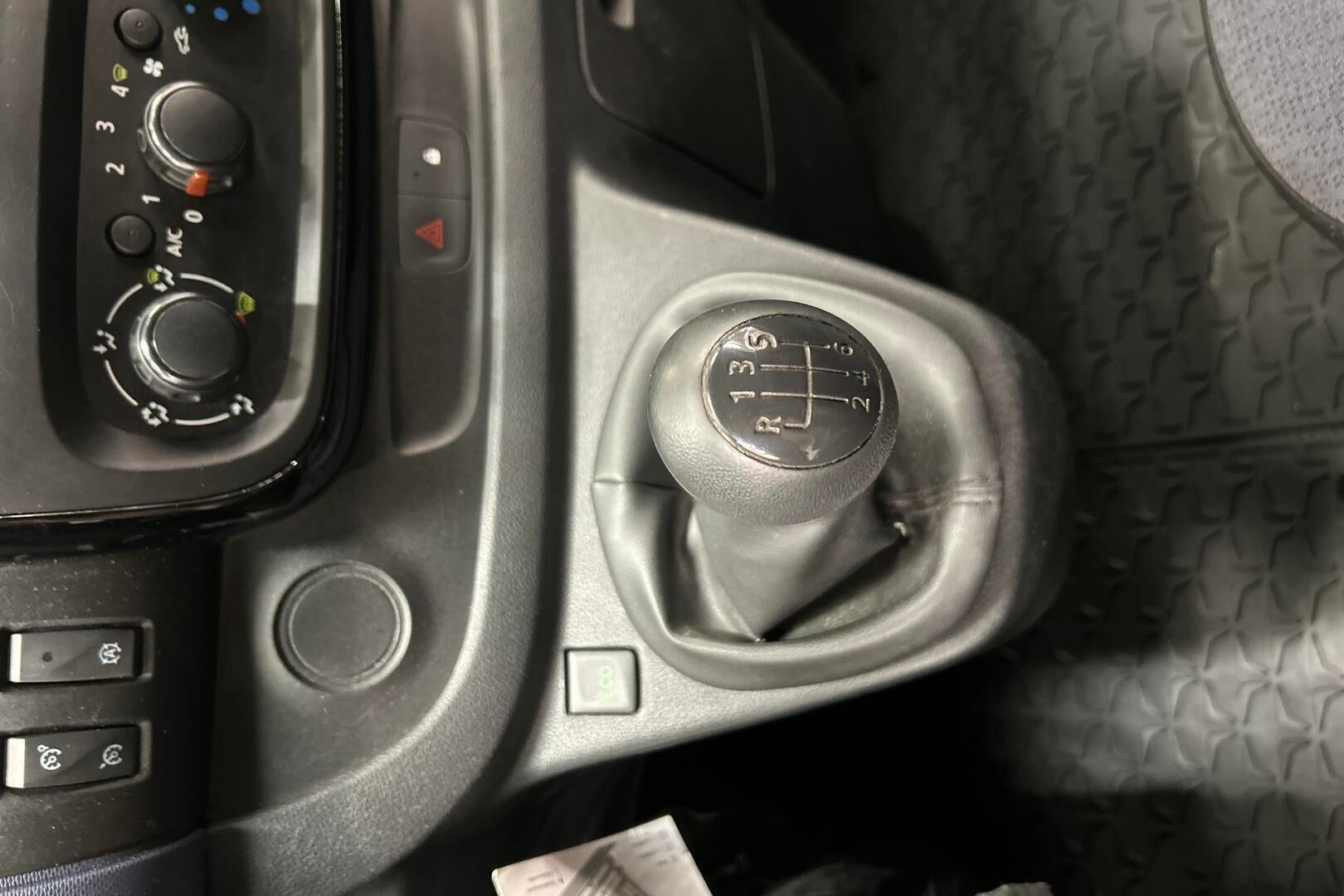 Opel Vivaro iso kuva 18