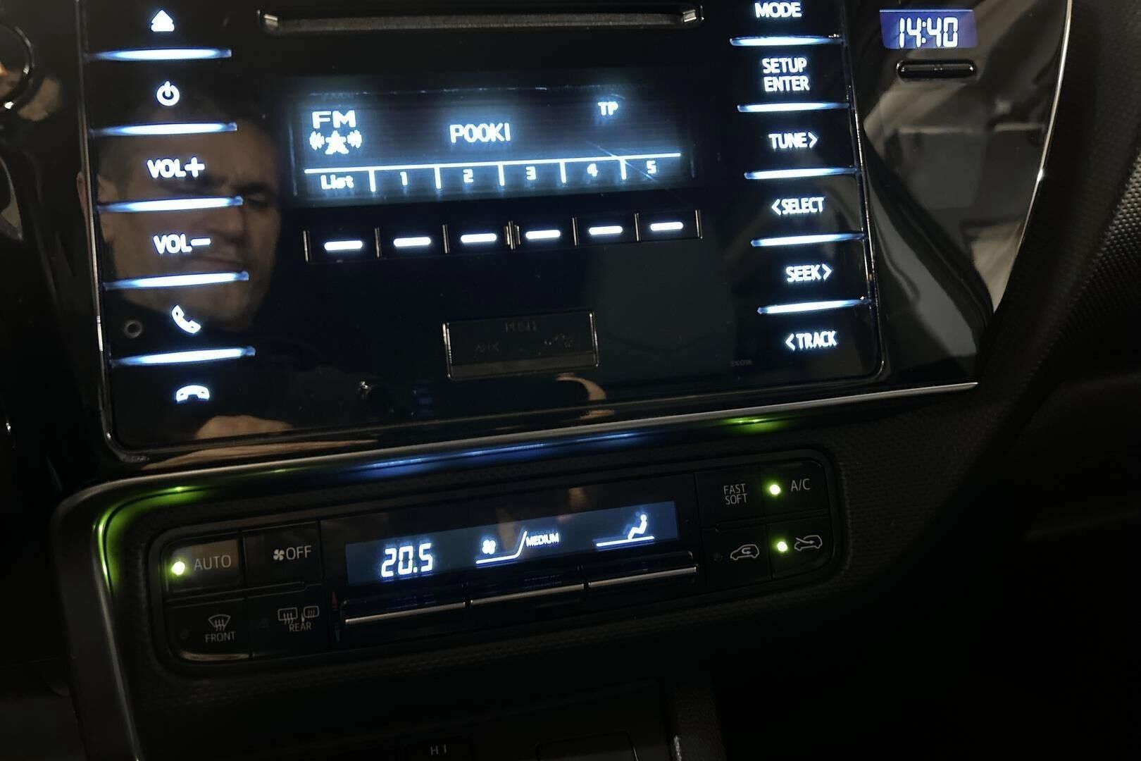 Toyota Auris iso kuva 15