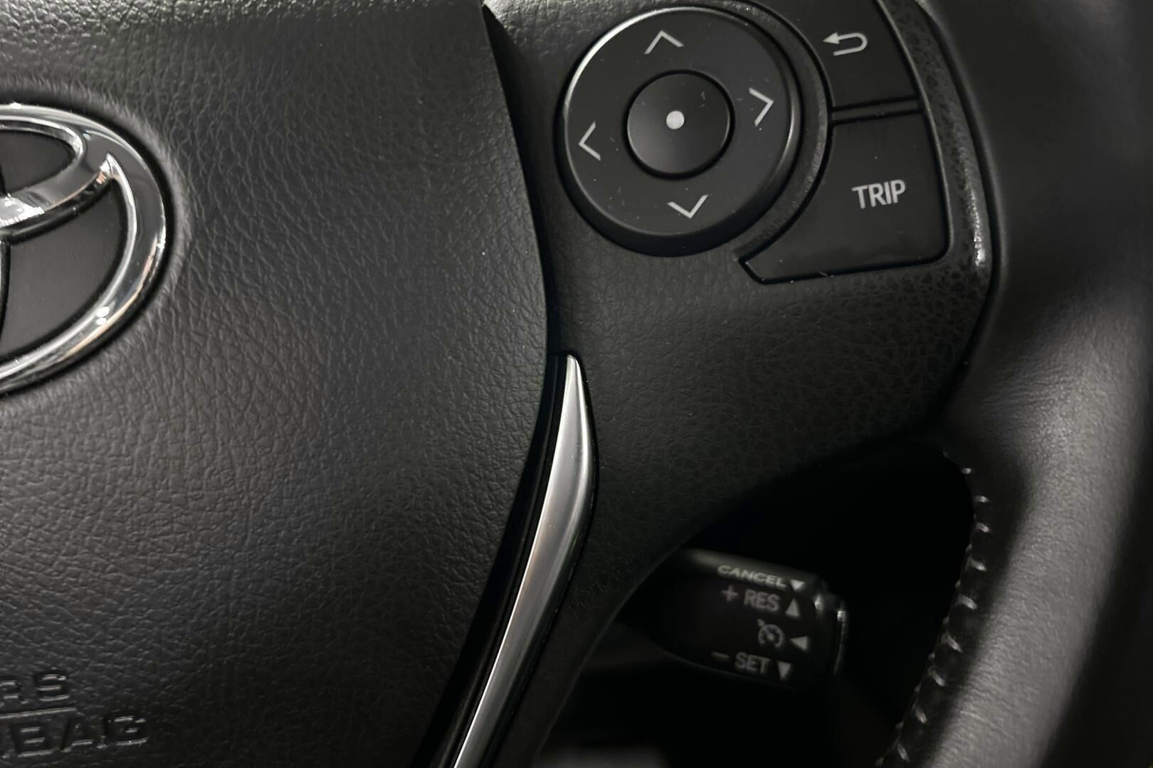 Toyota Auris iso kuva 18