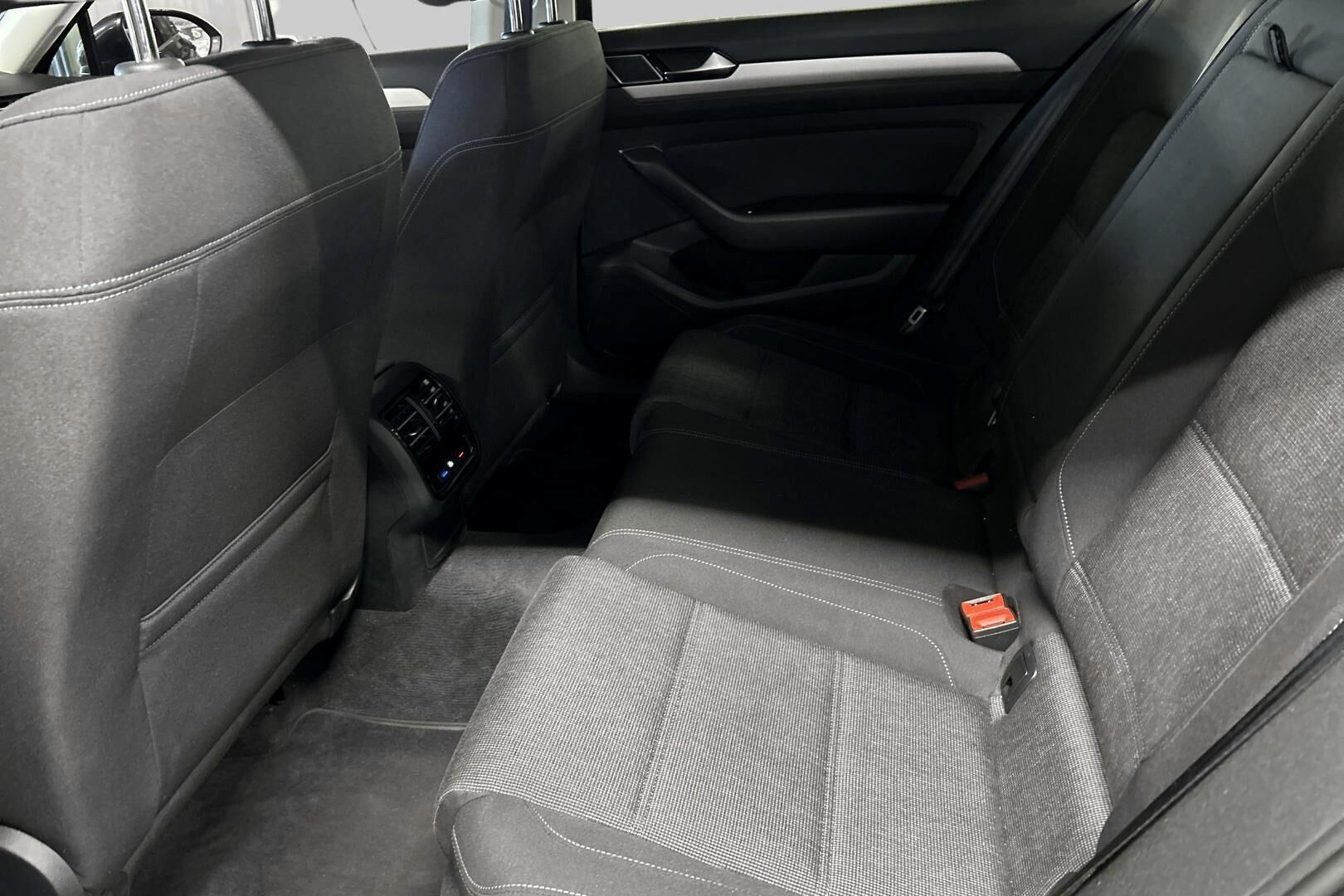 Volkswagen Passat iso kuva 9