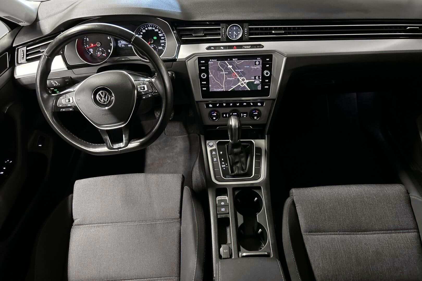 Volkswagen Passat iso kuva 10