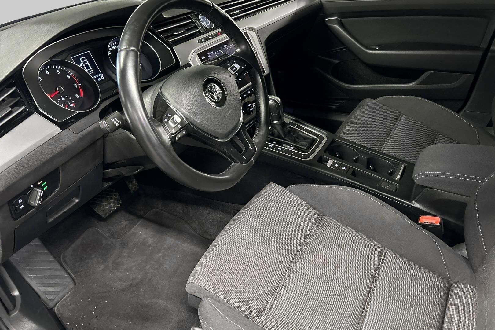 Volkswagen Passat iso kuva 34