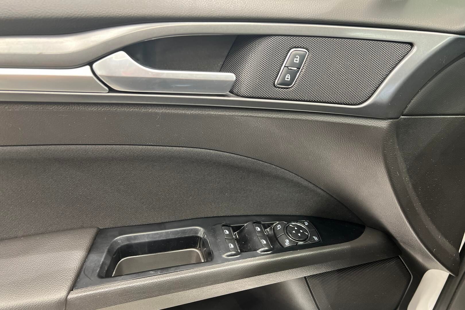 Ford Mondeo iso kuva 32