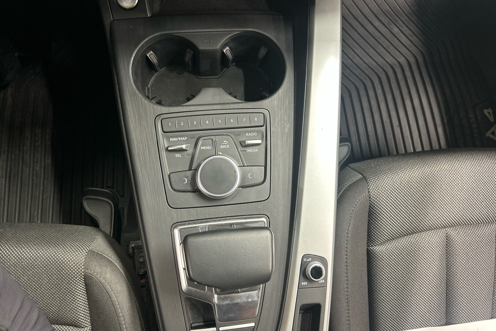 Audi A4 iso kuva 14
