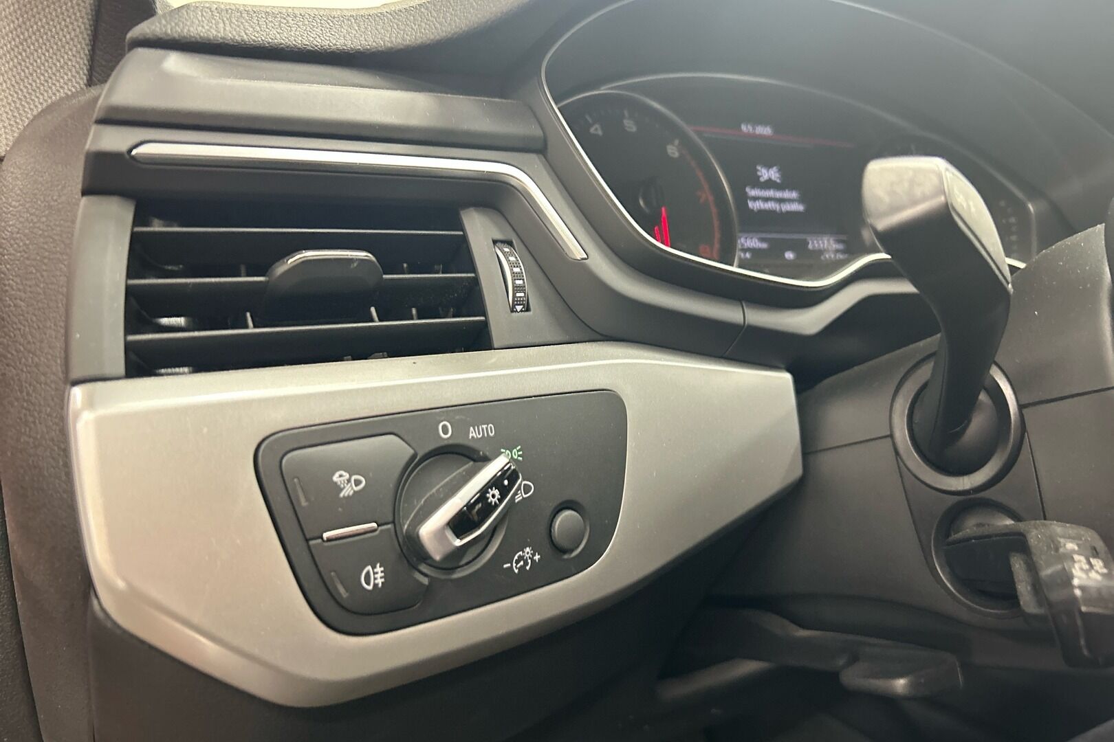 Audi A4 iso kuva 15