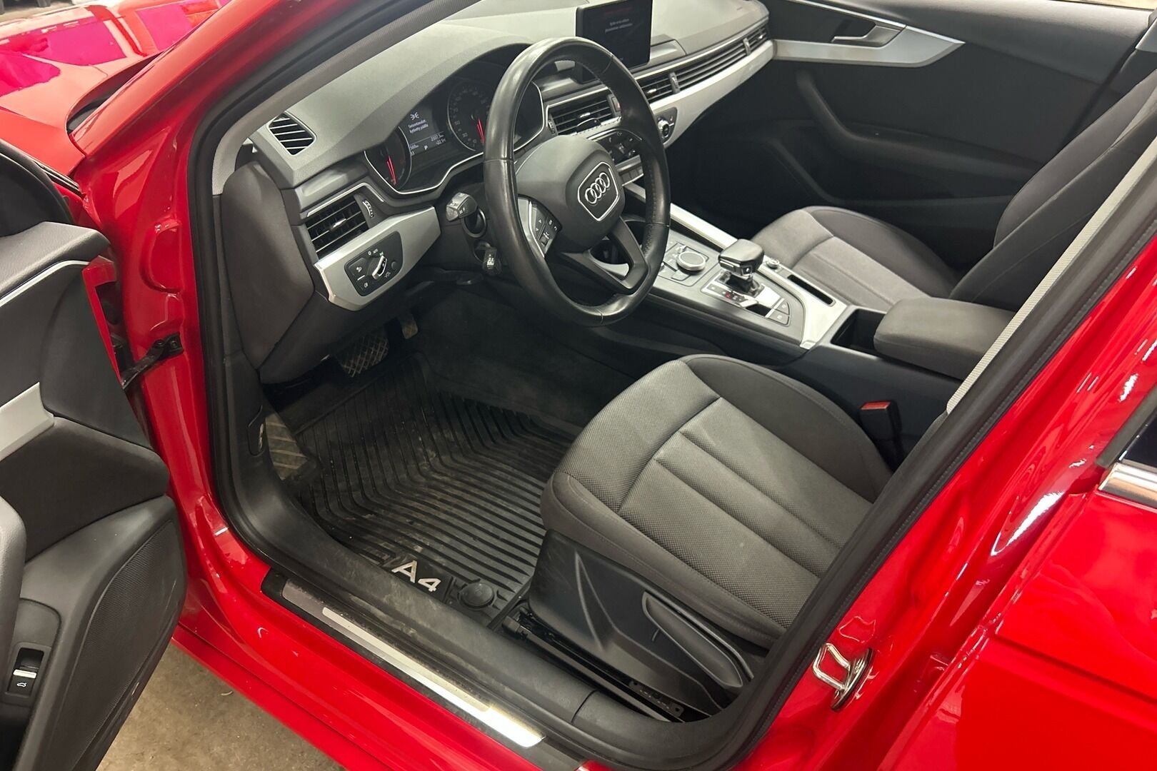Audi A4 iso kuva 7