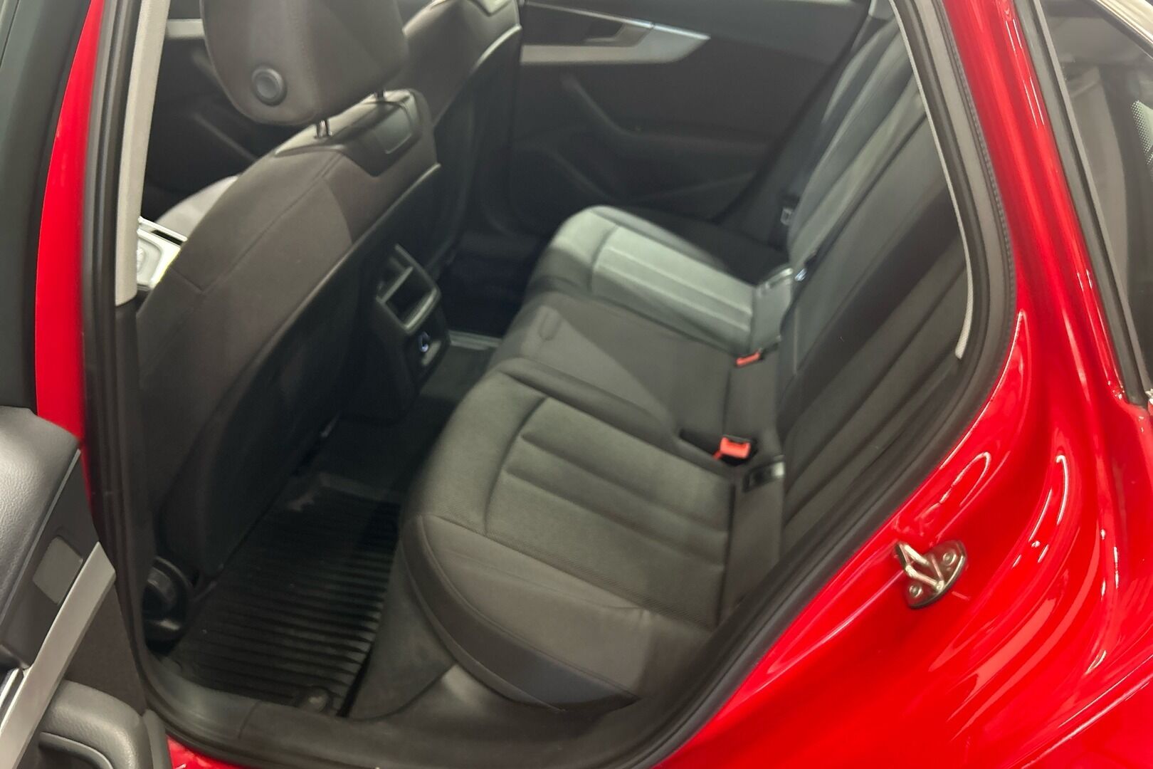 Audi A4 iso kuva 8