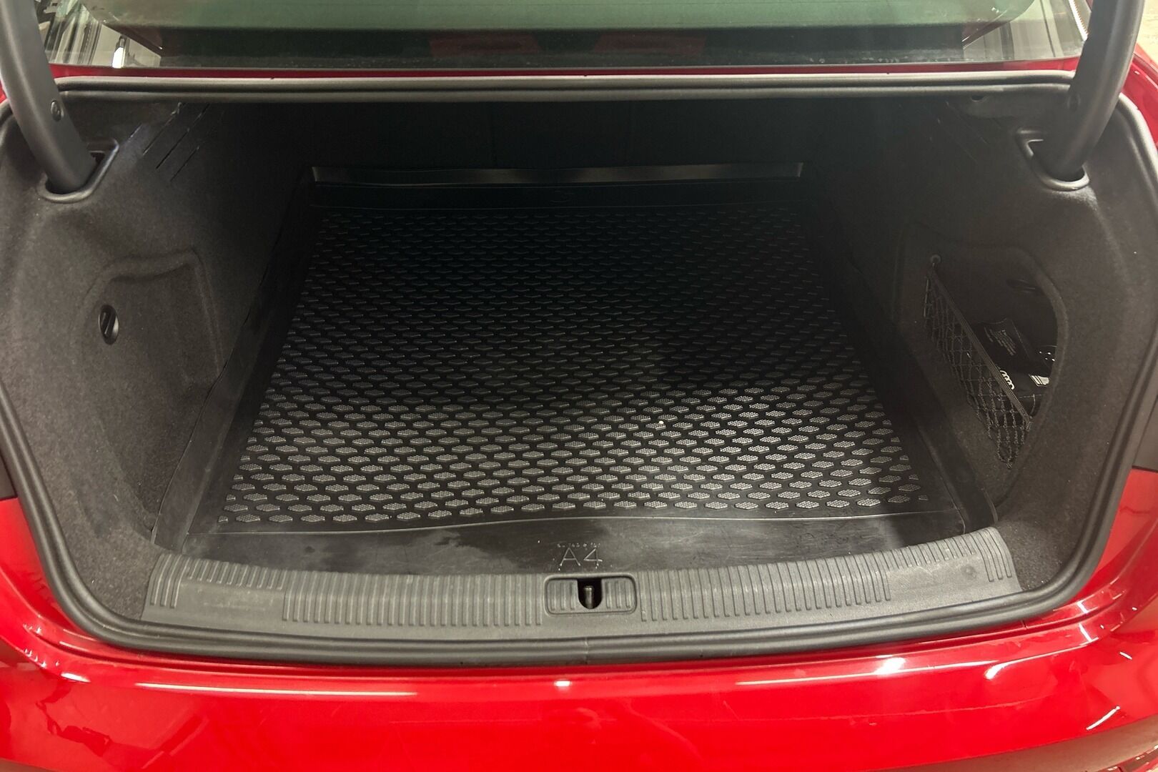 Audi A4 iso kuva 9