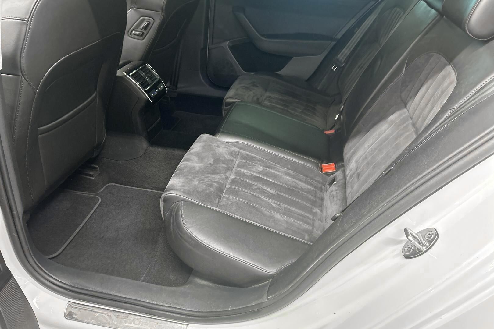 Skoda Superb iso kuva 10
