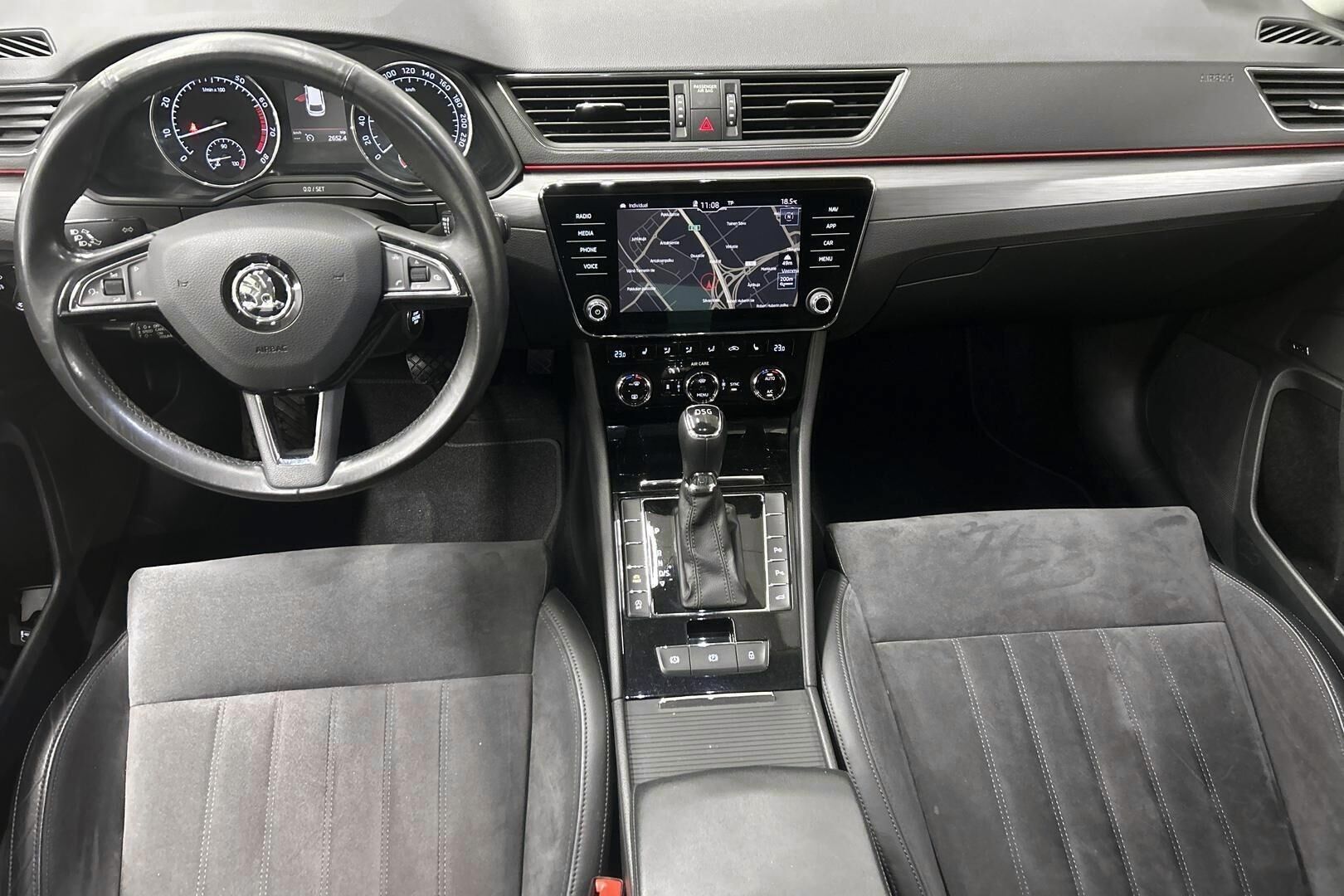Skoda Superb iso kuva 11