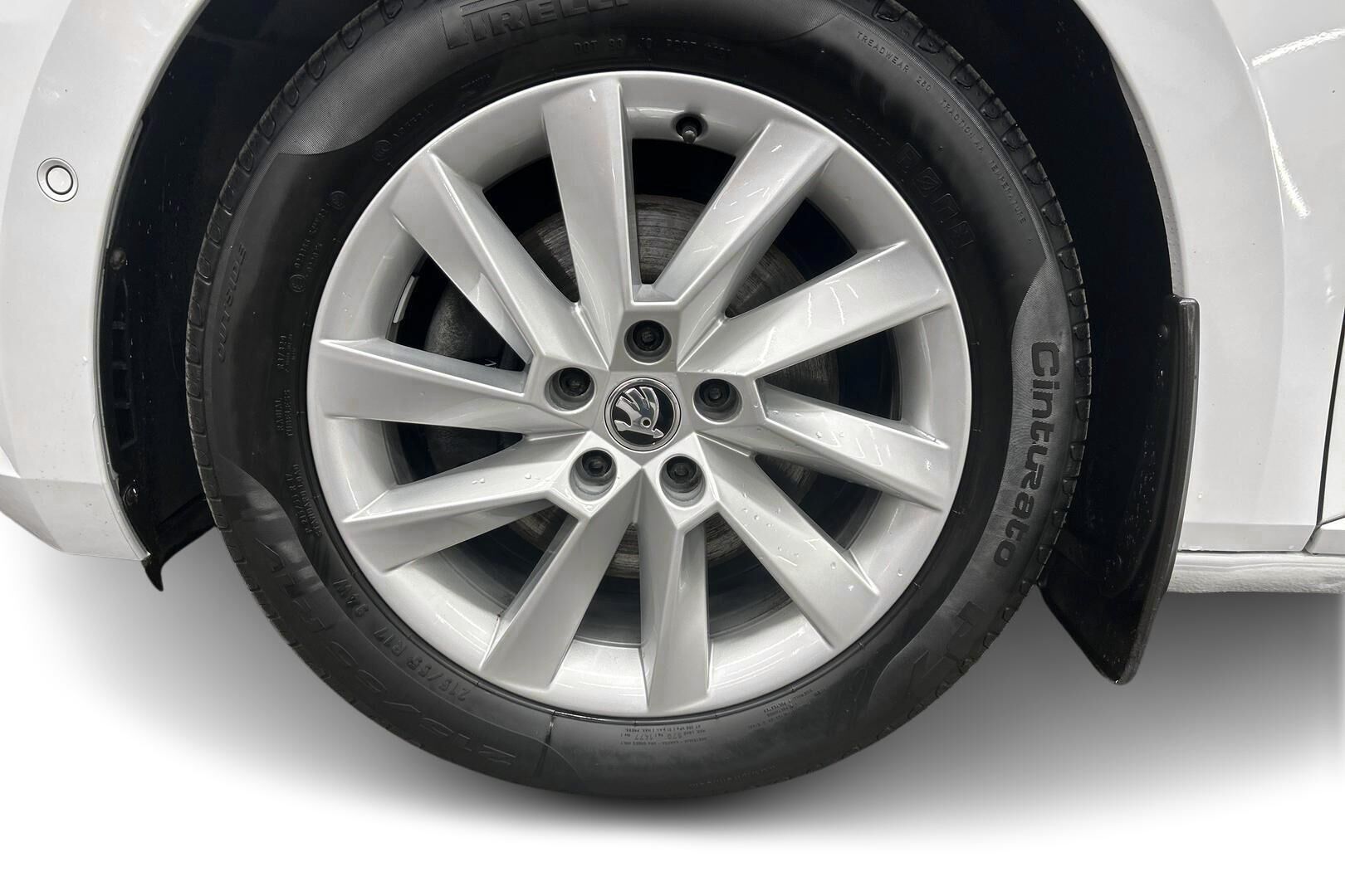 Skoda Superb iso kuva 13