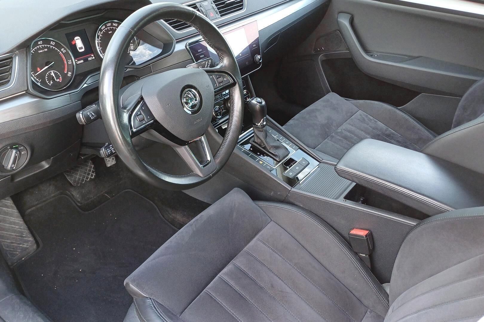 Skoda Superb iso kuva 2