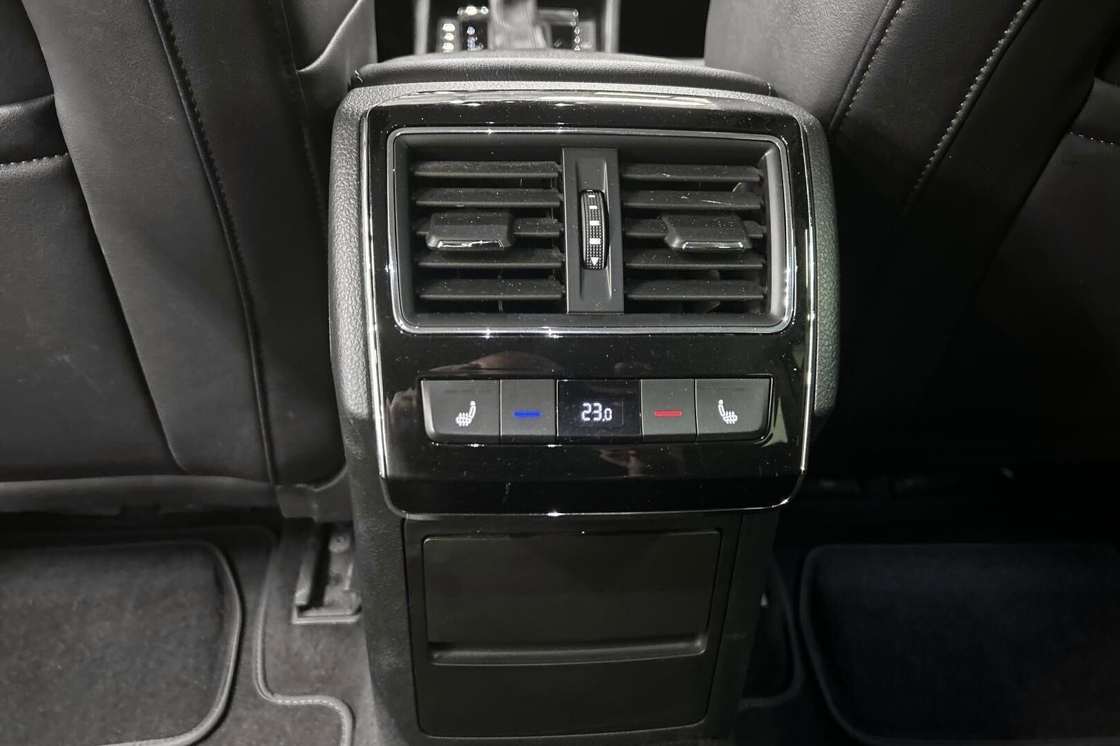 Skoda Superb iso kuva 25