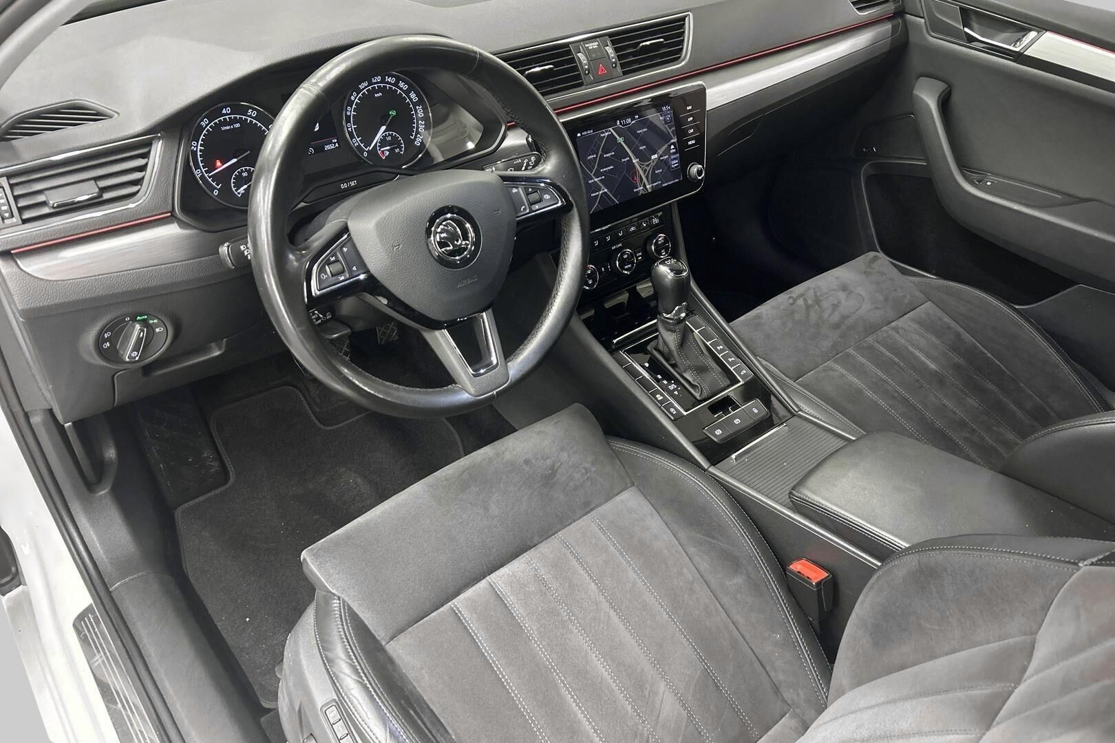 Skoda Superb iso kuva 9