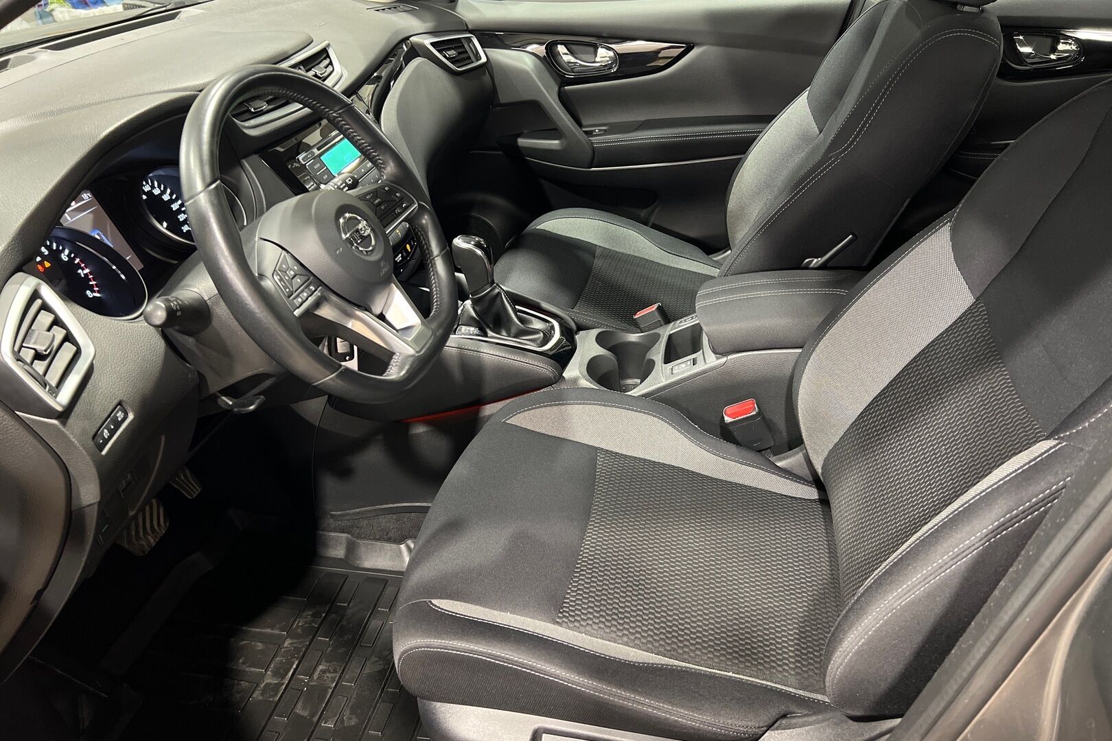 Nissan Qashqai iso kuva 8