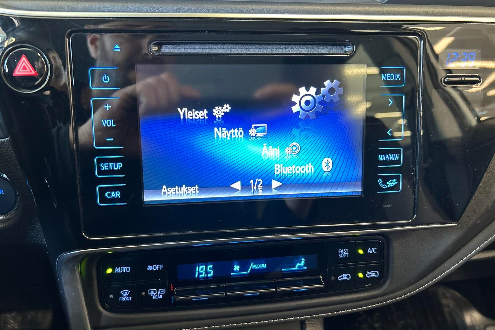 Toyota Auris iso kuva 16