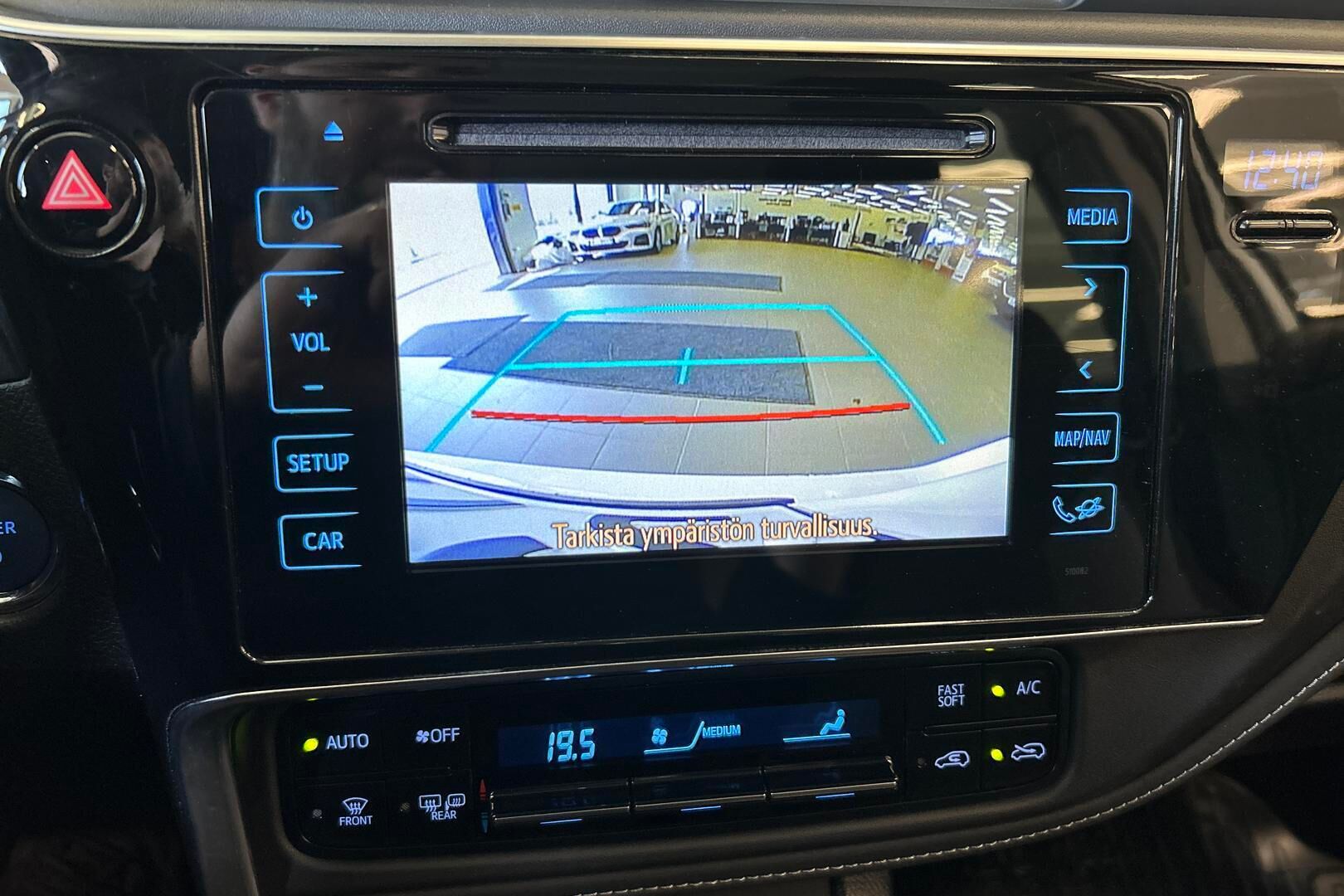 Toyota Auris iso kuva 18