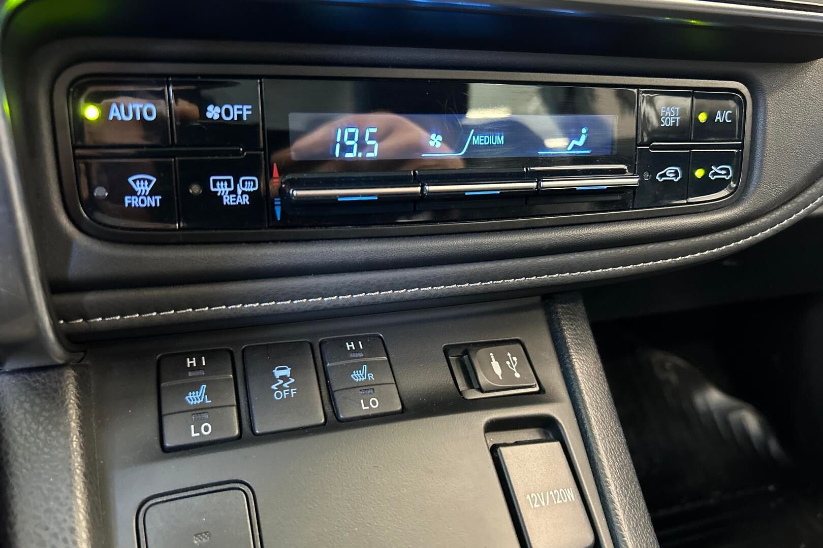 Toyota Auris iso kuva 19