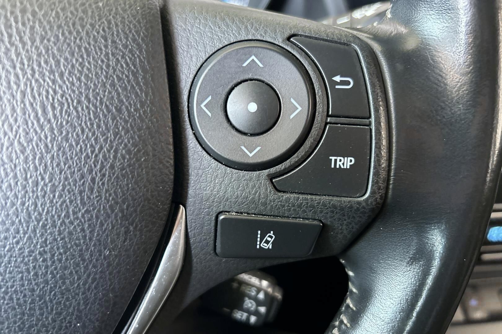 Toyota Auris iso kuva 24