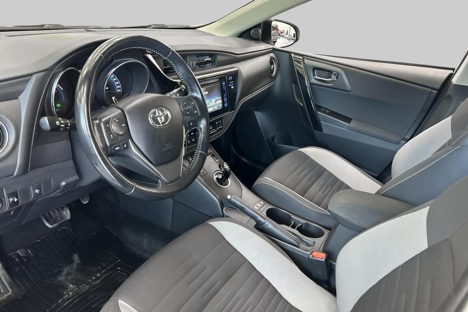 Toyota Auris iso kuva 9