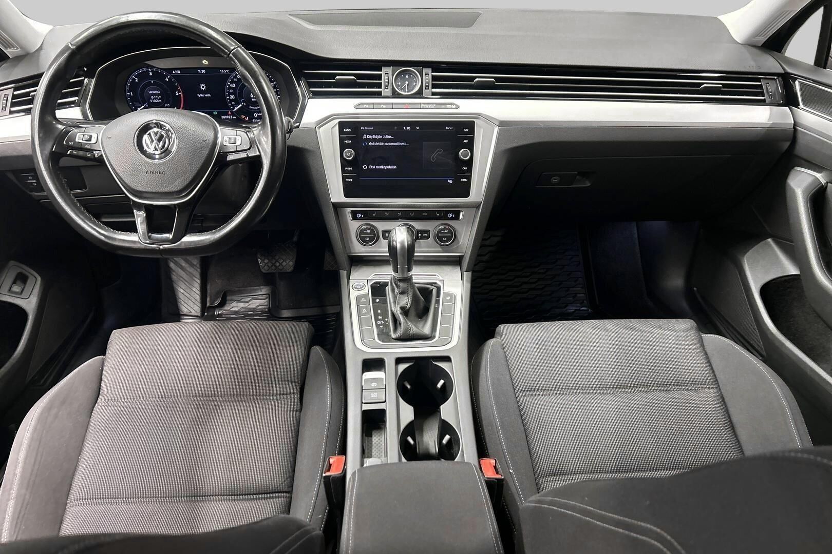 Volkswagen Passat iso kuva 10
