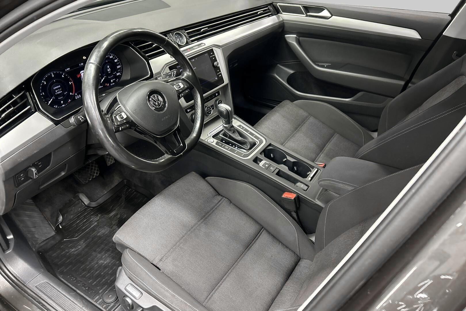 Volkswagen Passat iso kuva 8