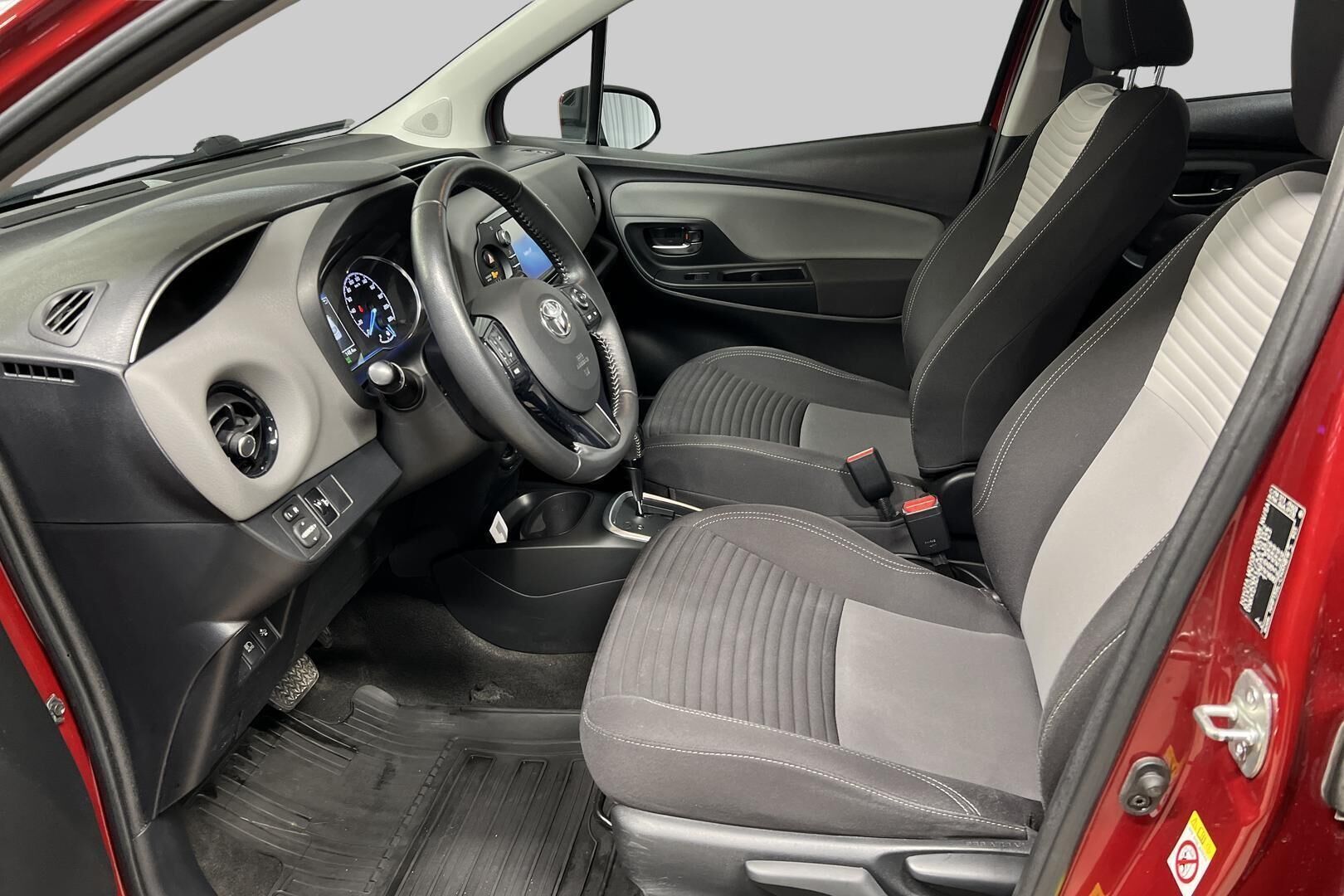 Toyota Yaris iso kuva 8