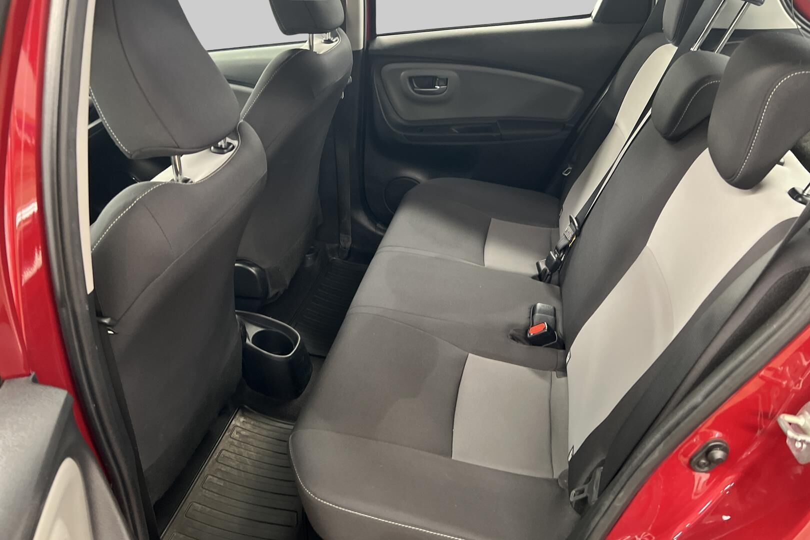 Toyota Yaris iso kuva 9