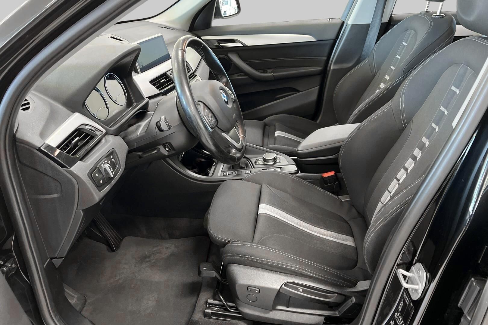 BMW X1 iso kuva 9