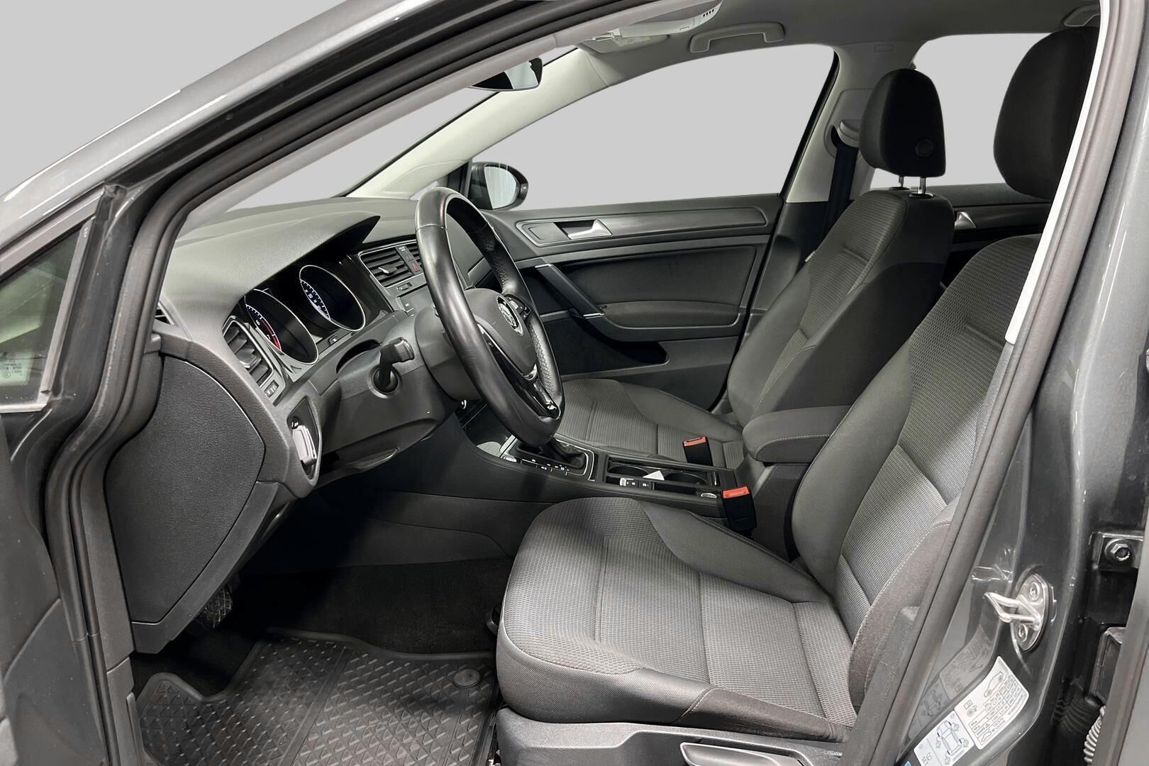 Volkswagen Golf iso kuva 10