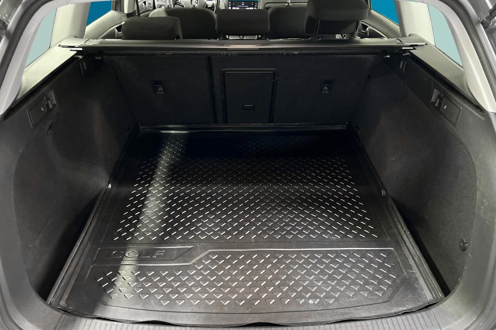 Volkswagen Golf iso kuva 9