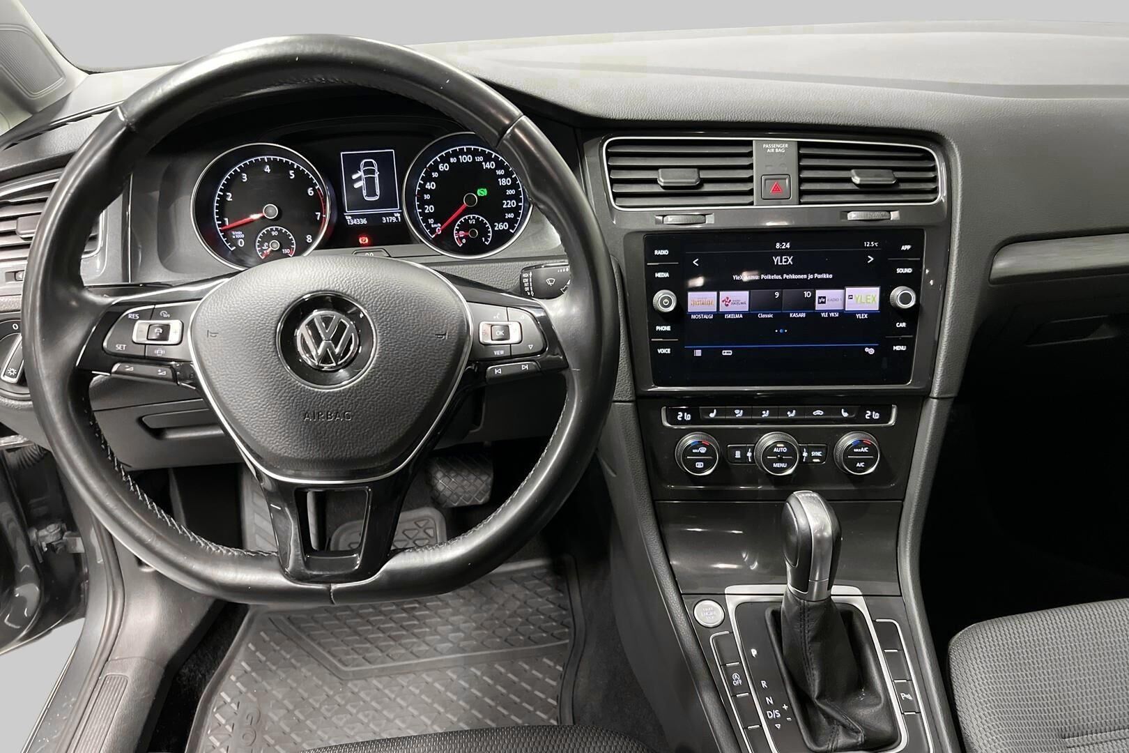 Volkswagen Golf iso kuva 12