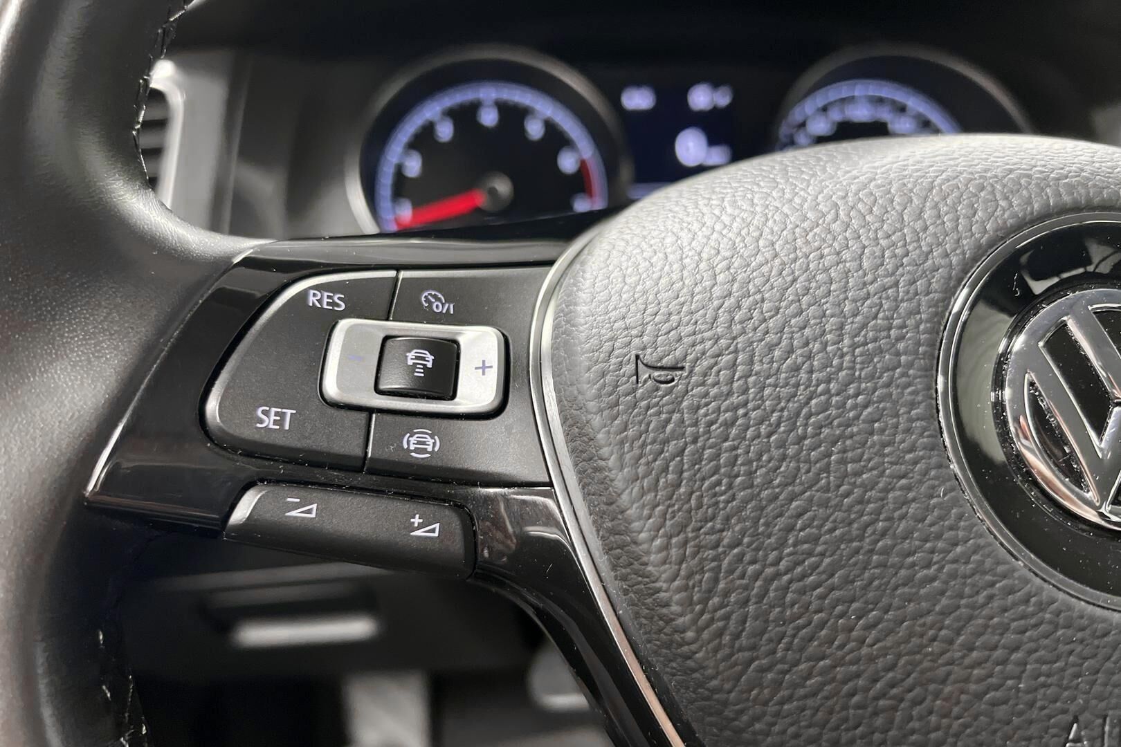 Volkswagen Golf iso kuva 17