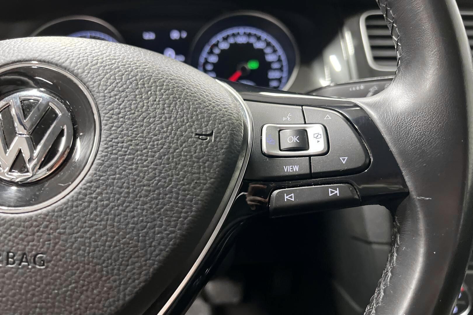 Volkswagen Golf iso kuva 18