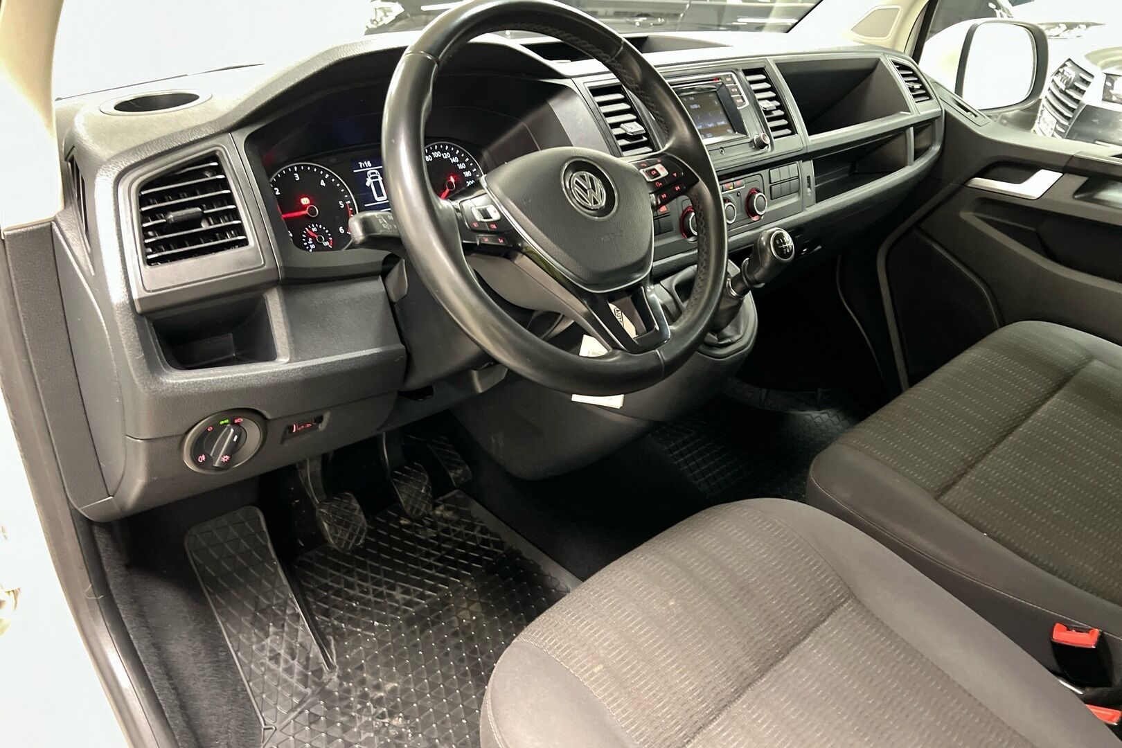 Volkswagen Caravelle iso kuva 10