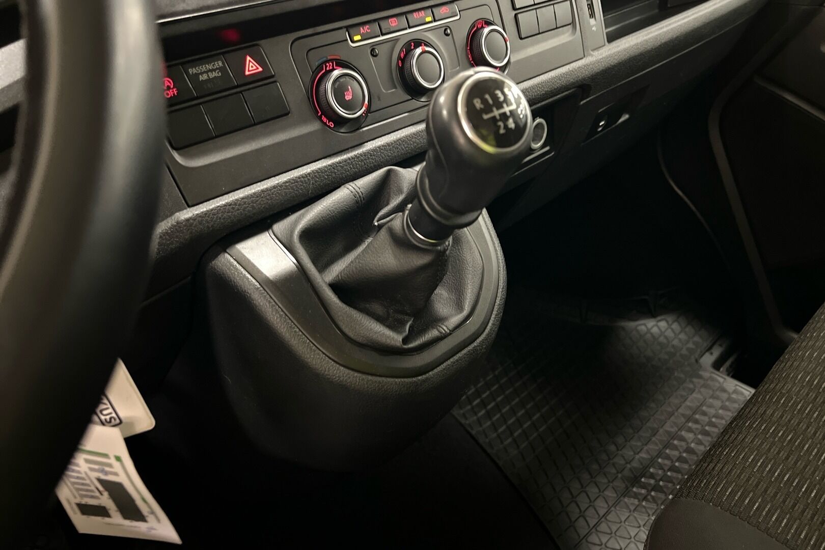 Volkswagen Caravelle iso kuva 13