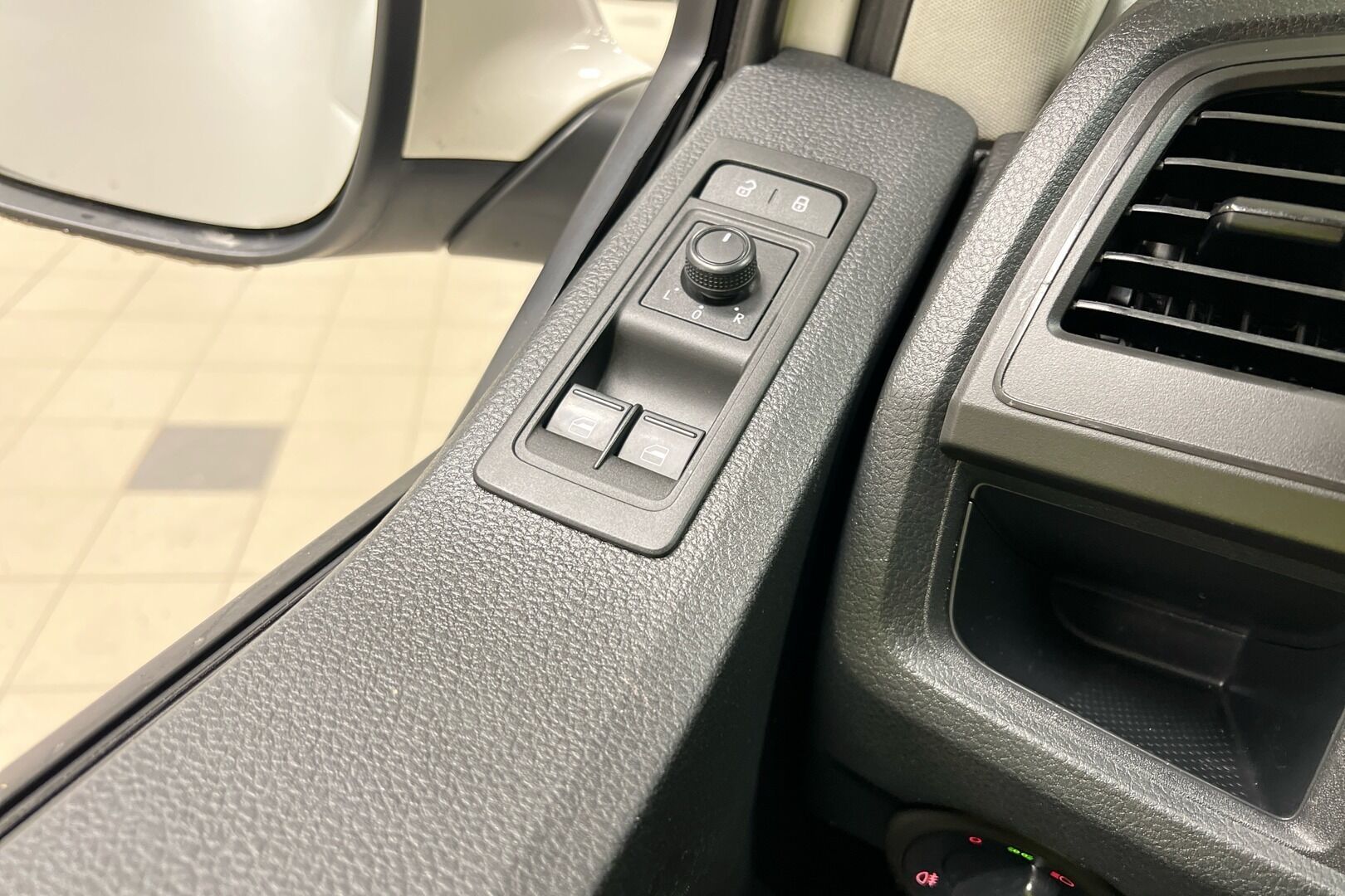 Volkswagen Caravelle iso kuva 15