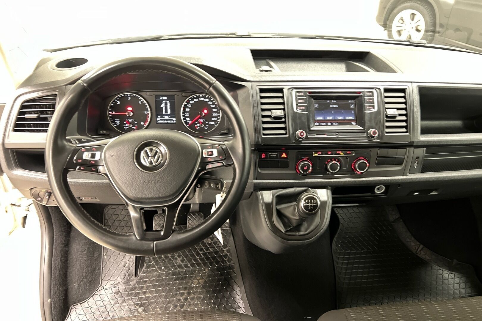 Volkswagen Caravelle iso kuva 19
