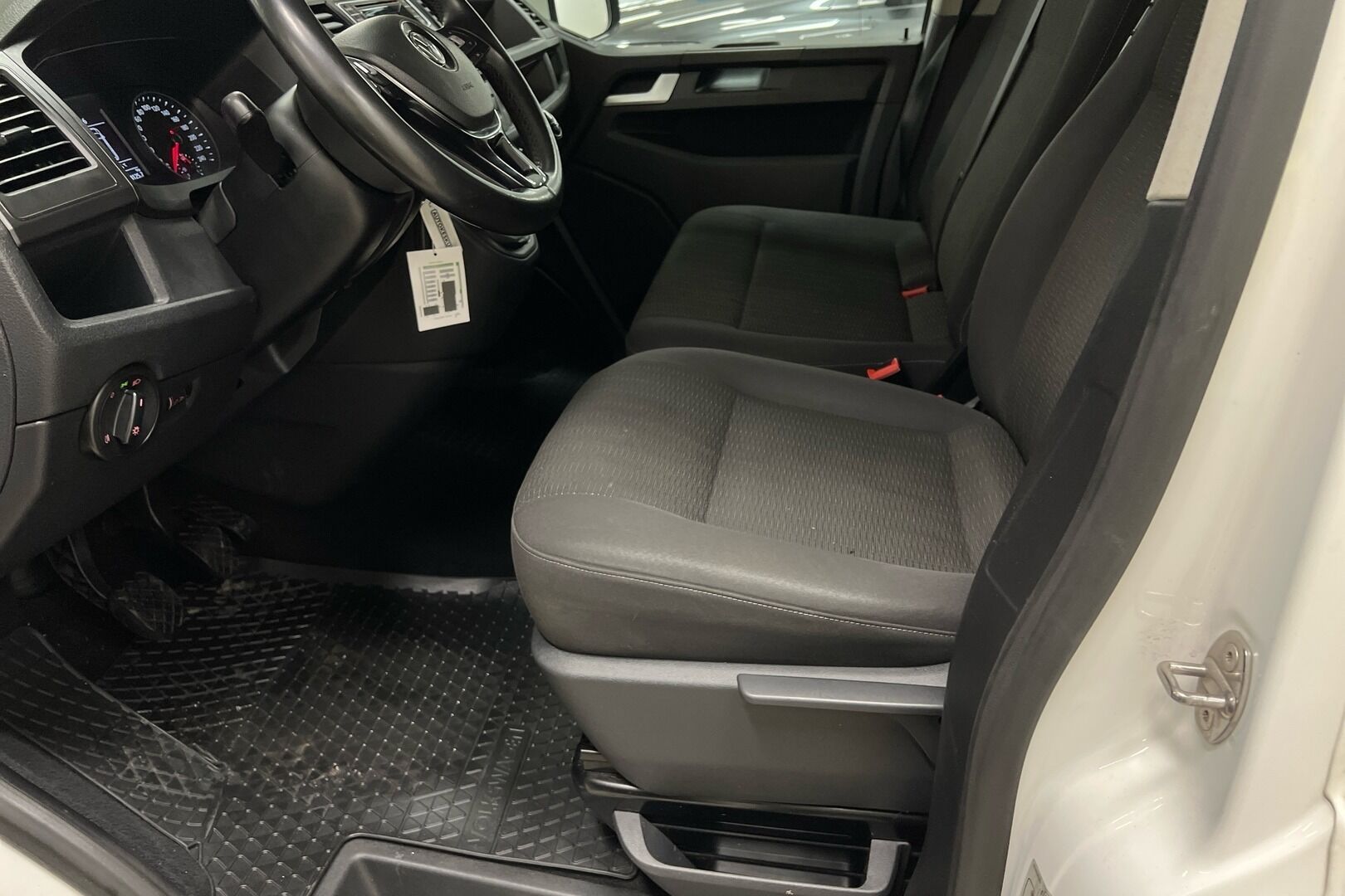 Volkswagen Caravelle iso kuva 6