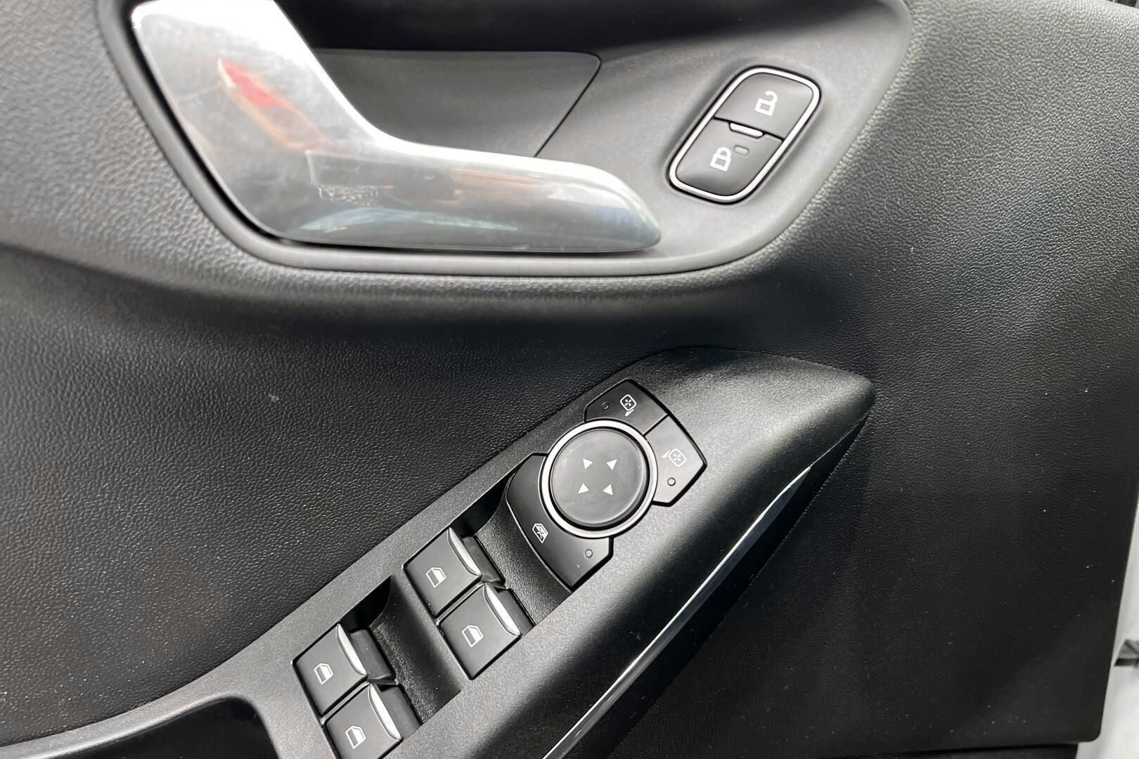 Ford Fiesta iso kuva 26