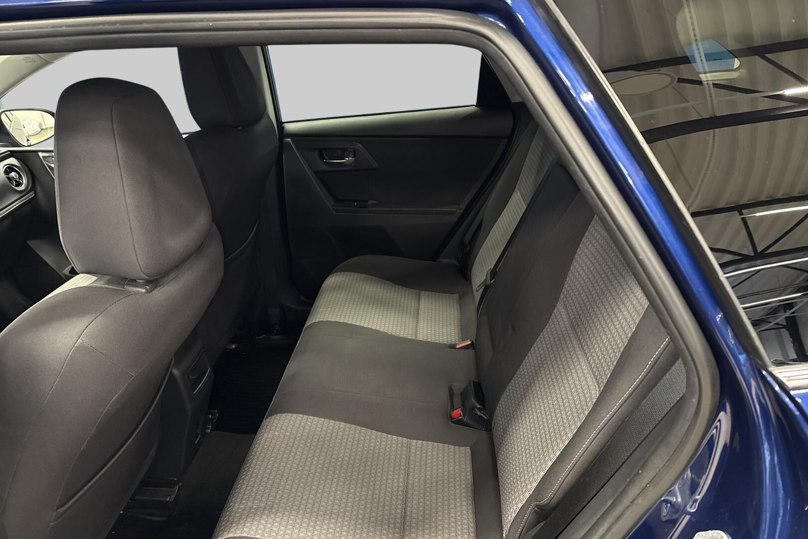 Toyota Auris iso kuva 10