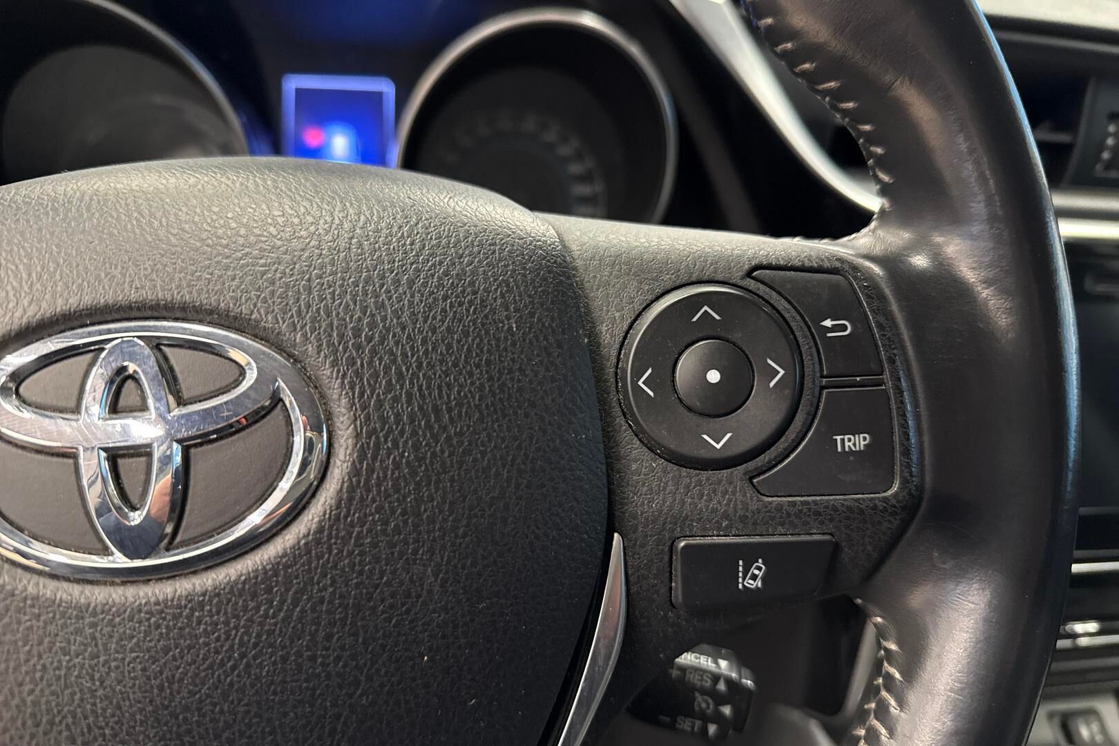 Toyota Auris iso kuva 19