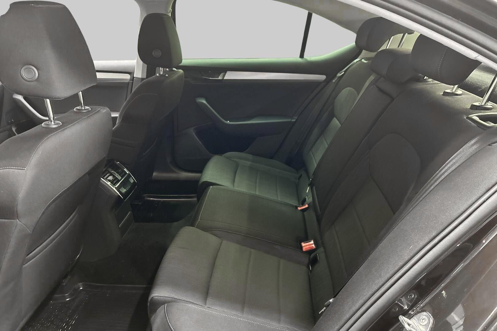 Skoda Superb iso kuva 10